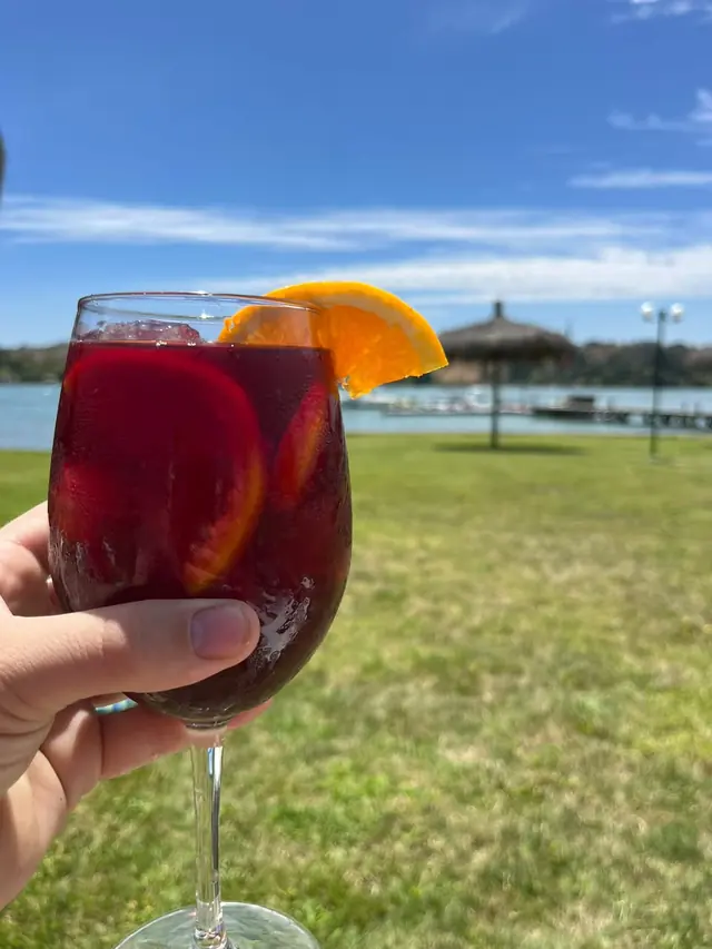 Copa de La Colora junto al lago
