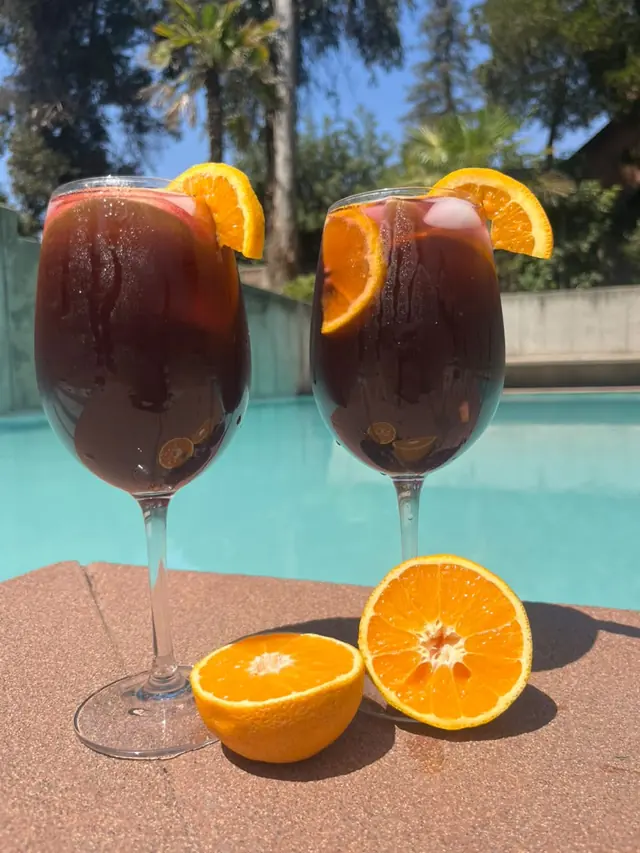 Dos copas de La Colora junto a la piscina