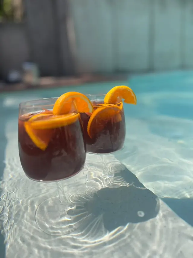 Copas de La Colora flotando en la piscina
